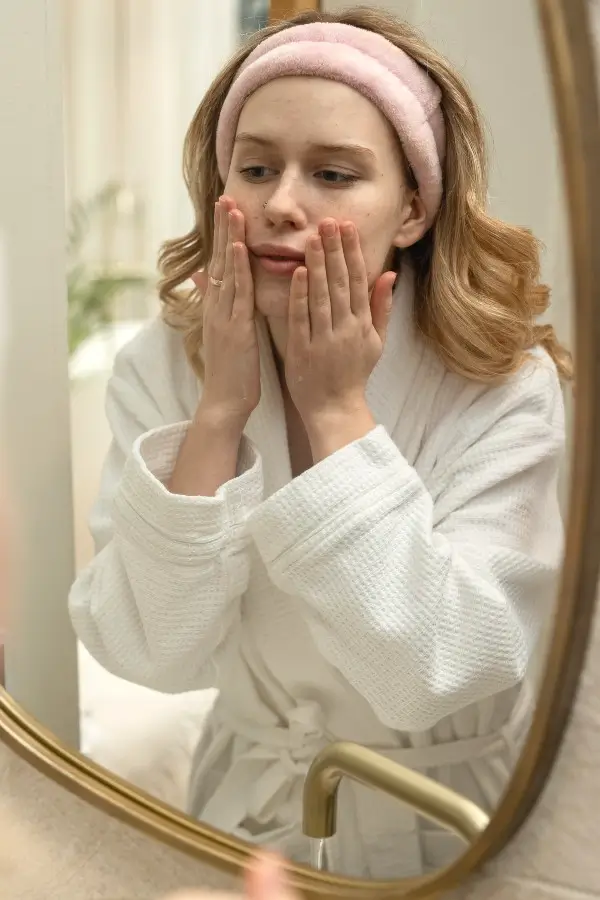 https://www.vfox.lionssolution.com/wp-content/uploads/2024/04/acne-care-attirosa-zeleja-1.webp